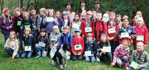 Grundschüler erkunden die Natur